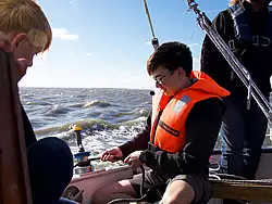 Schüler Karsten Bley beim Segeln auf dem Jollenkreuzer Albatros