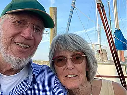 Förderer Heide und Jörg Hoefer auf einem Segelboot