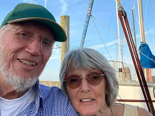 Förderer Heide und Jörg Hoefer auf einem Segelboot