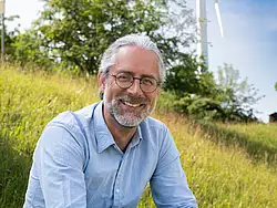 Portrait von Florian Fock, Schulleiter der Hermann Lietz-Schule Spiekeroog auf dem Internatsgelände
