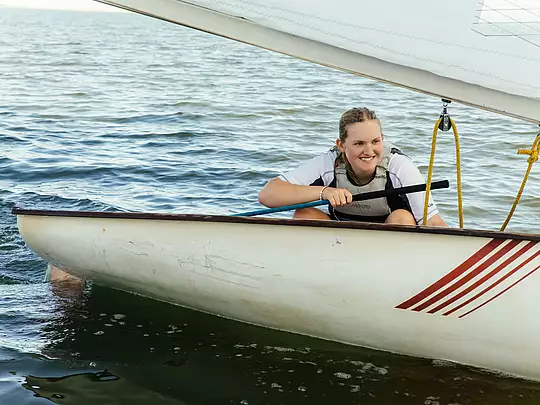 Altbürgerin Juliane Hausmann auf einer Segeljolle