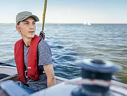 Altbürger Yaroslav Popov am Ruder des Jollenkreuzers Albatros