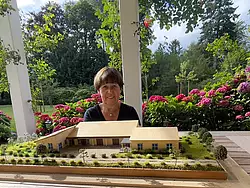 Erbauerin Marina Meyer hinter ihrem fertigen Modell des HandWerks